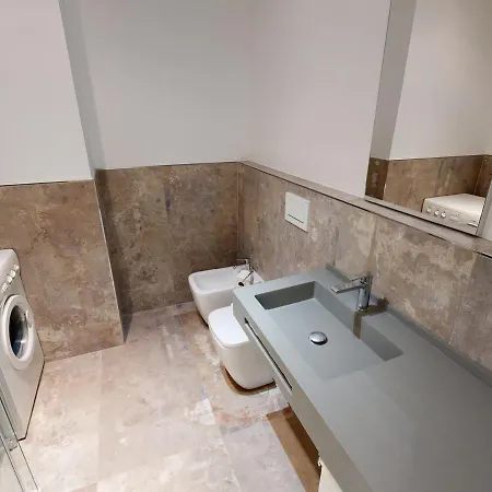 Appartamento Rénové Face Avec Terrasse à Menton, Proche Centre-ville Et Plages - Fr-1-196-301
